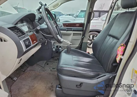 2010 Chrysler Town & Country Touring Plus z USA, uszkodzony, nr VIN 2A4RR8D12AR368910